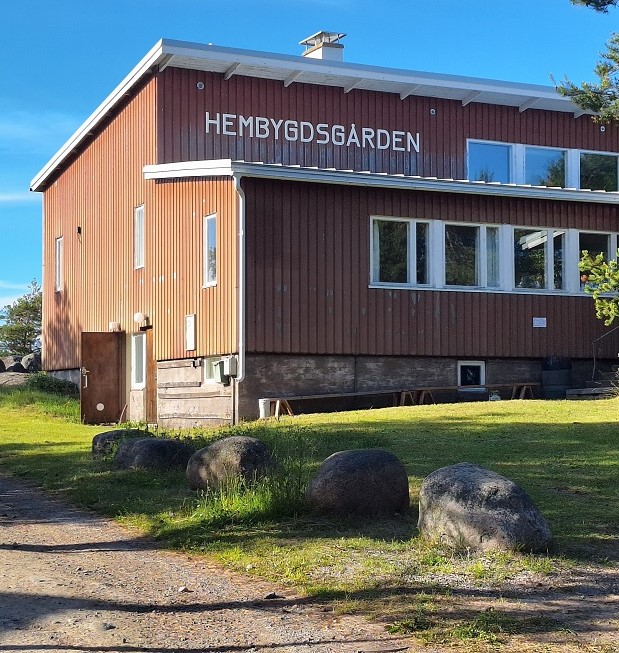 På Utö erbjuds logi av Utö hembygdsförening, Havshotel och ett antal andra näringsidkare.