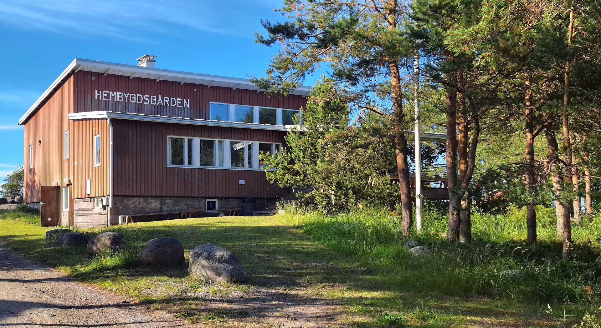 På Utö i Åbolands skärgård erbjuds logi av Utö hembygdsförening, Utö Havshotel och ett antal andra näringsidkare.