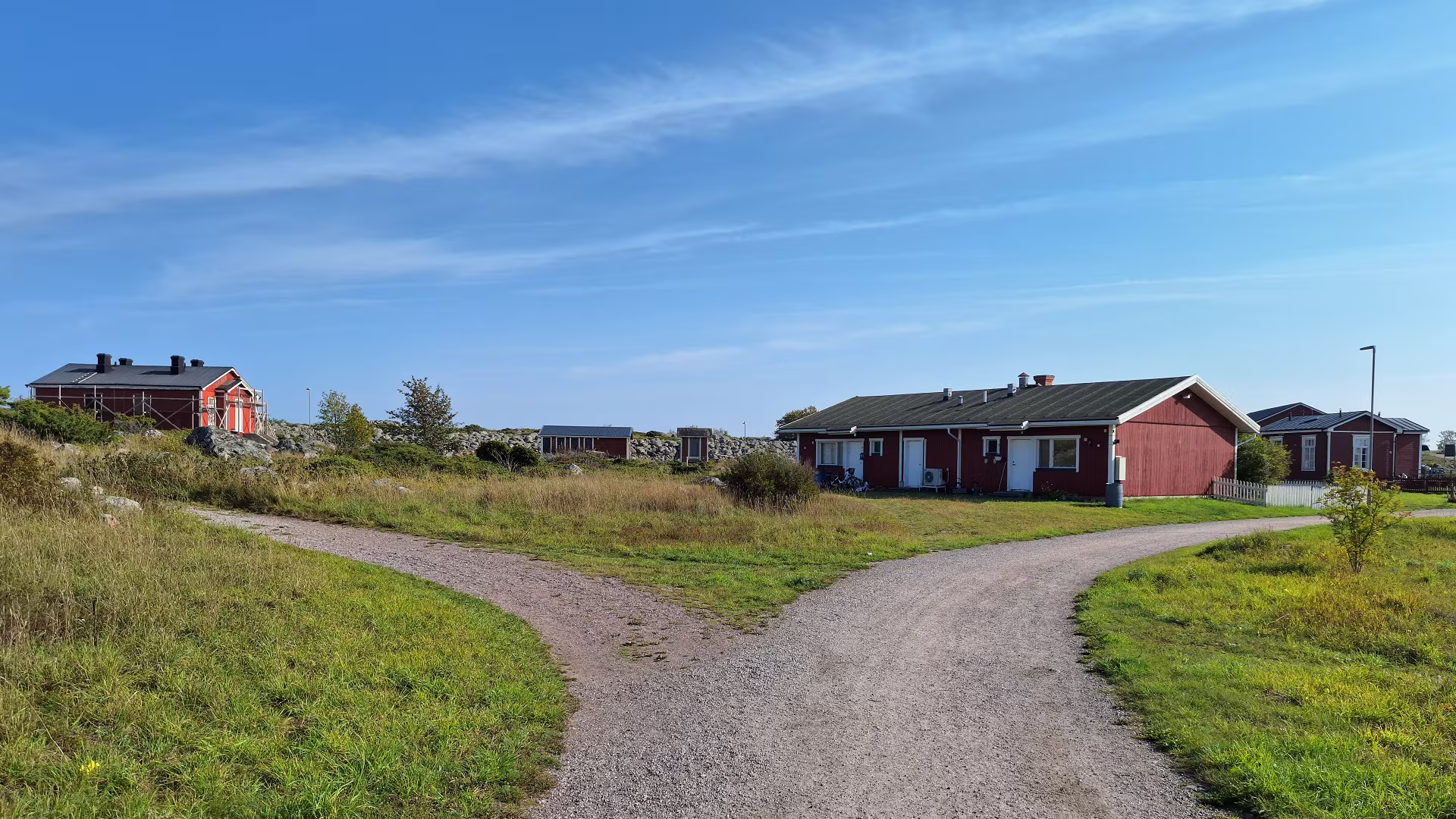 Historiska bostadshus i östra Utö by: hyresbostäder i Åbolands skärgård för året-runt-boende.