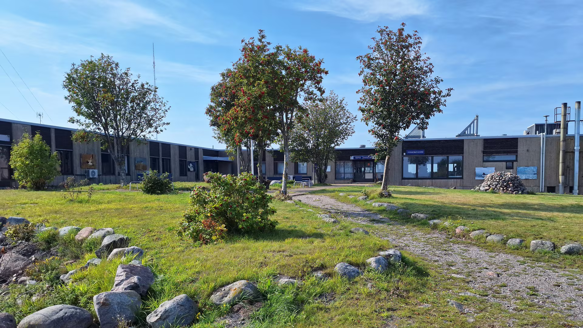 Utö Havshotells fasad: tidigare militärens kasernområde, nu ett året-runt-hotell i Åbolands skärgård.