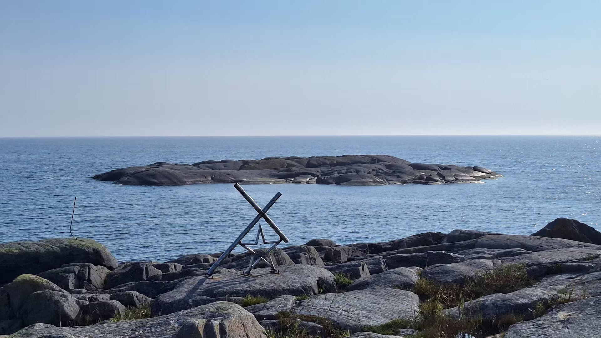 Minnesmärket Stjärnan och korset vid Utös sydspets Kesnäs: monument över barken Drakens skeppsbrott i Skärgårdshavet.