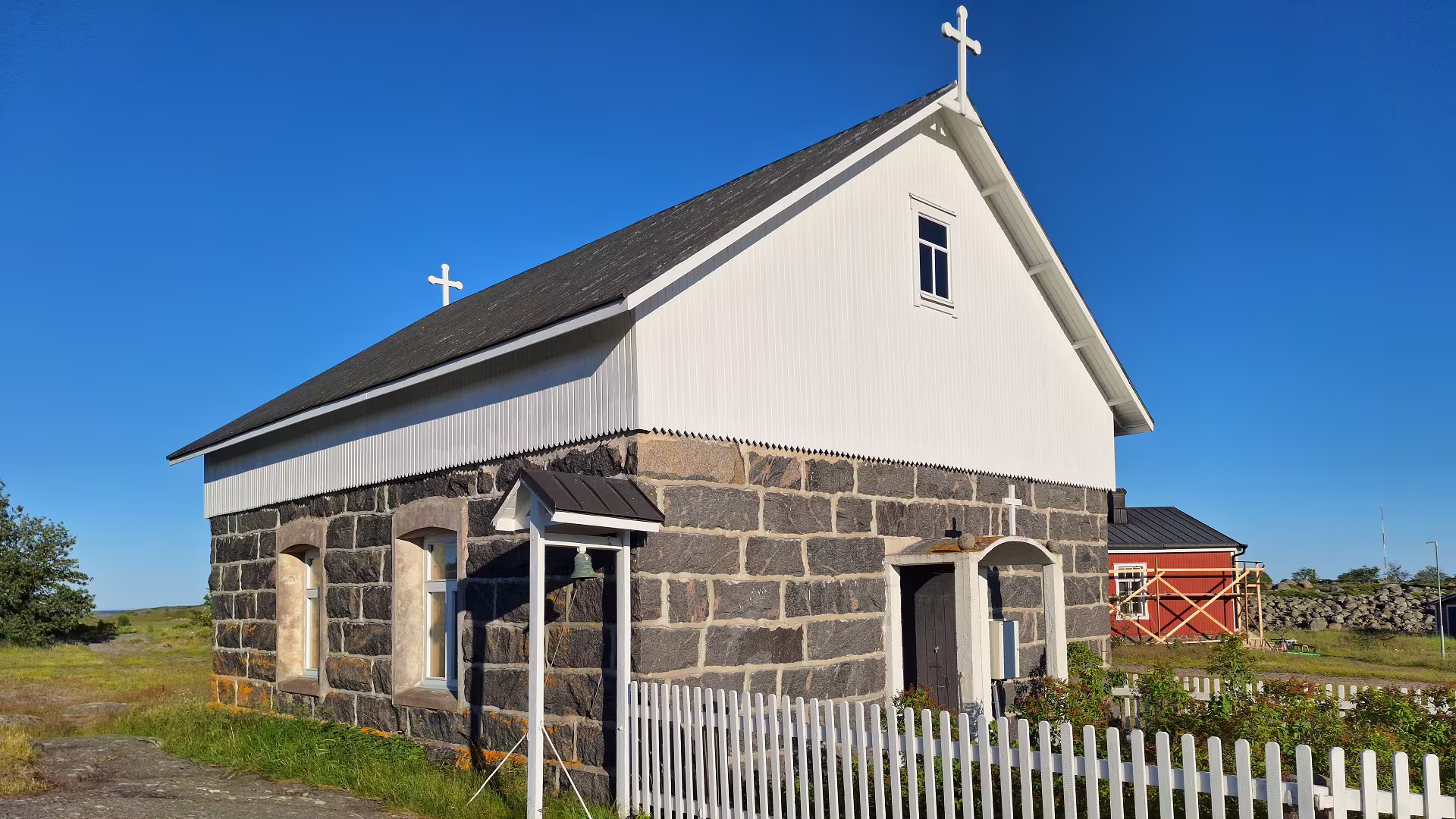 Utö kyrka Bönehus: stenkyrka i ytterskärgården med havsutsikt och minnesföremål från Park Victorys förlisning.