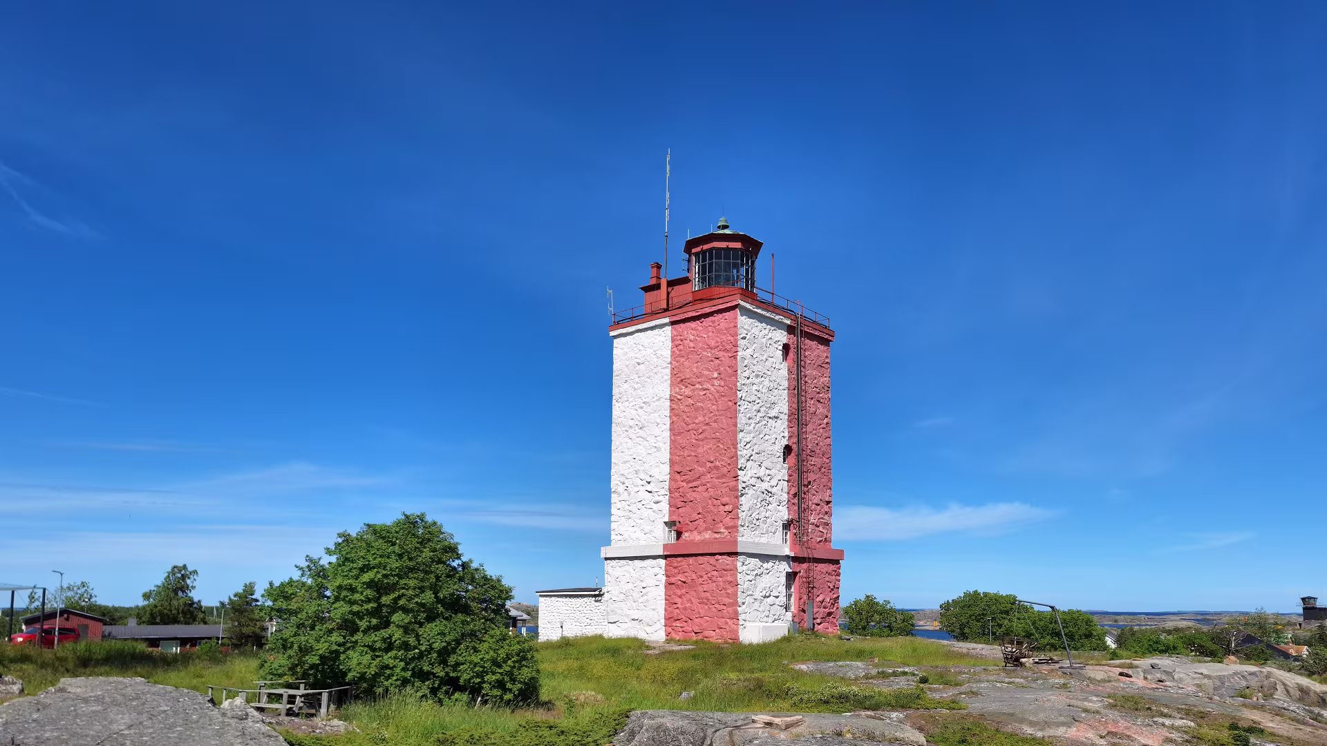 Utö fyr i Skärgårdshavet på en sommardag: Finlands äldsta fortfarande fungerande fyr med en fyrkyrka inuti.