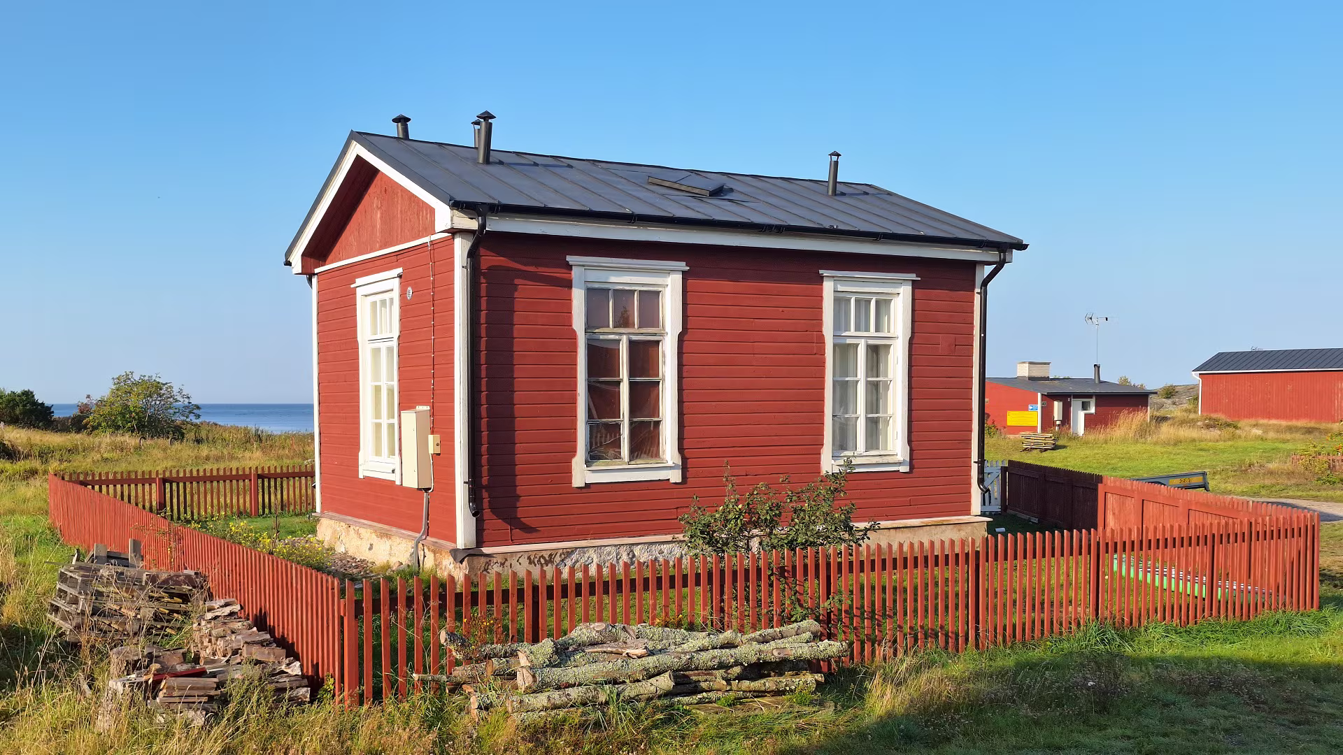 Telegrafen på Utö: röd militärbyggnad med rysk arkitektur, höga fönster och dekorerade foder.