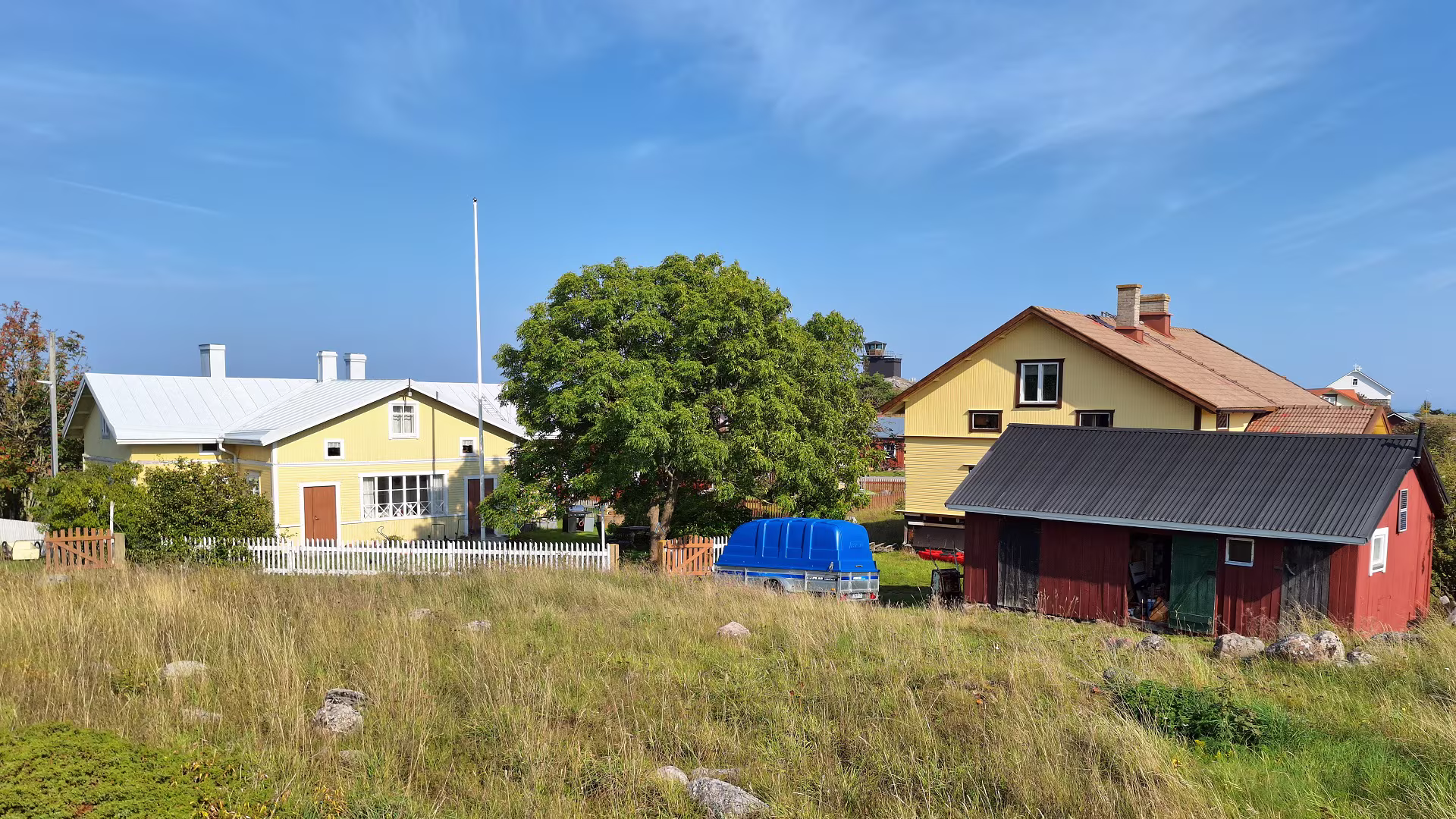 Två gula lotshemman i Utö by: Grannas och Mattas, bland öns äldsta bostäder i skyddad sluttning.